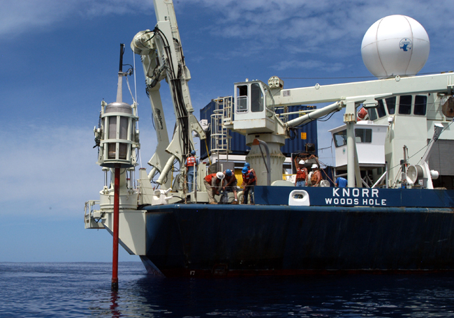 The Grapple swings the big core around to the stern of the Knorr for more rigging.