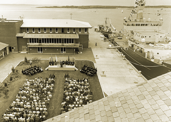 R/V Knorr serves as a backdrop for the first commencement ceremonies for the MIT/WHOI Joint Program.