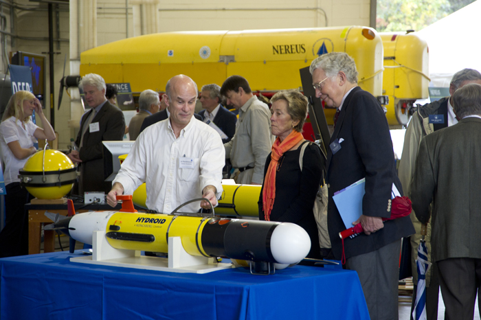 Senior Scientist Al Plueddemann shows Corporation members Priscilla Woods and Ken Woodcock the REMUS 100.
