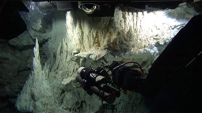 Gas-tight sampler collecting fluid at Lost City hydrothermal field
