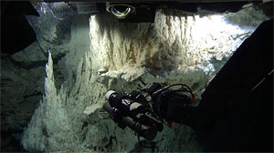 Gas-tight sampler collecting fluid at Lost City hydrothermal field