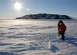 Abigail Noble drilling a sea-ice core for trace metal and proteomic analyses of sea ice diatoms