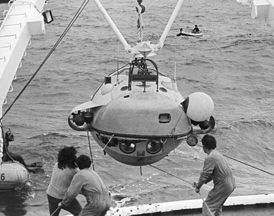 Alvin and the French submersibles Cyana, shown here.