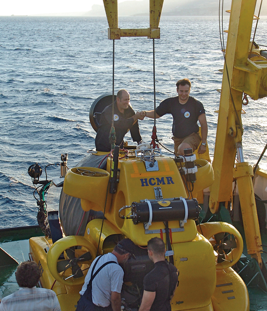 WHOI scientist Richard Camilli shakes hands with pilot Konstantinos 