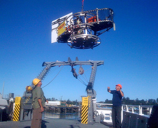 Towcame being loaded onto R/V Wecoma