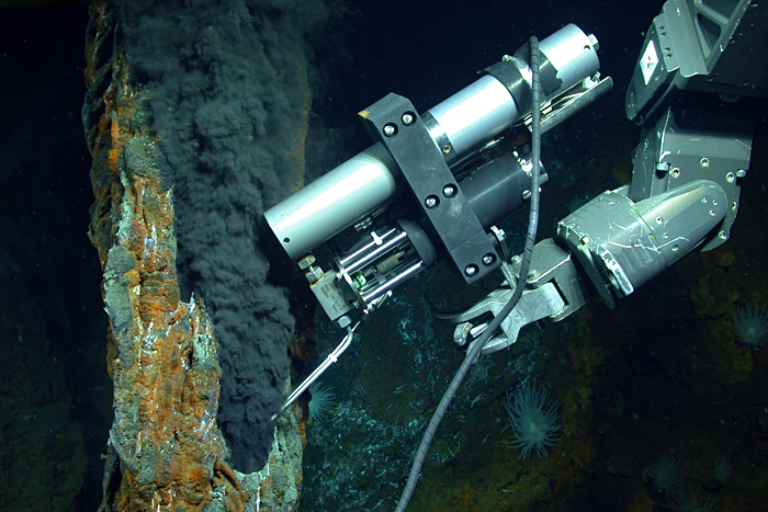 Isobaric gas-tight sampler taking sample from vent at Mid-Cayman Rise