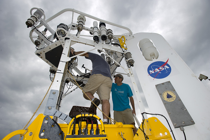 technicians prepare buoy for SPURS cruise