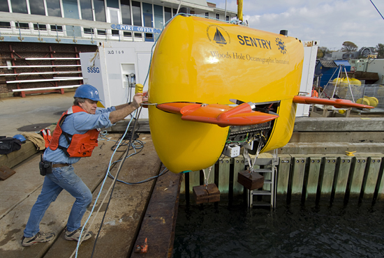 Rod Catanach testing Sentry down at the WHOI dock.