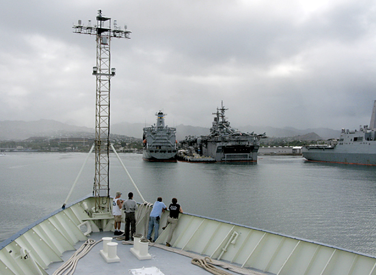 r/v knorr enters pearl harbor