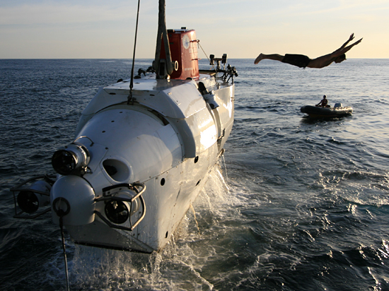 alvin tender diving back into water