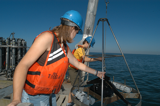 2007 Summer Student Fellows Tess Brandon and Kelsey Winsor deploy a box corer off the stern of R/V Tioga.