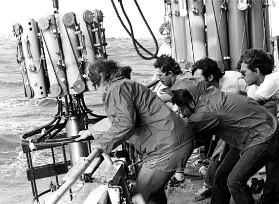 eploying a CTD with rosette water sampler off the R/V Atlantis II.