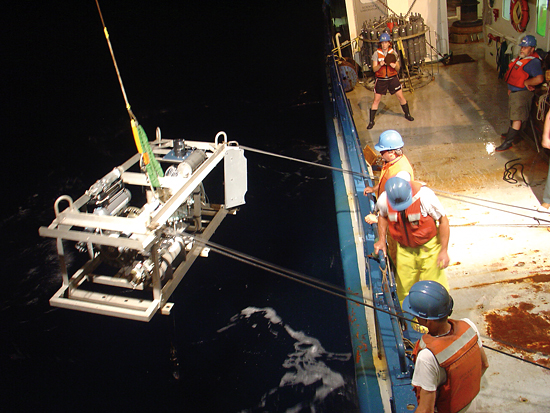 Researchers on R/V Oceanus deploy a sampling sled.
