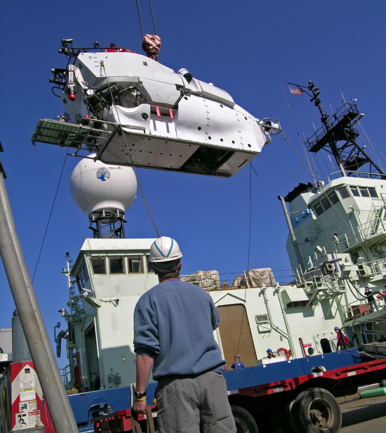 crane lifting DSV Alvin onto R/V Atlantis