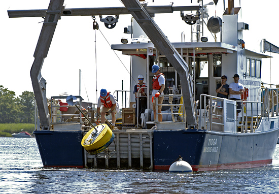 Stern view of the RV Tioga during a mooring recovery