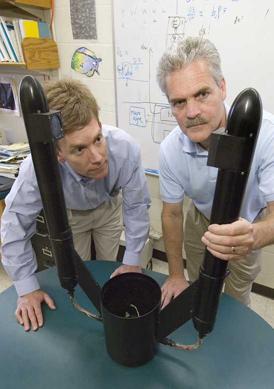 Dennis McGillicuddy and Cabell Davis with a VPR off the front of a REMUS.