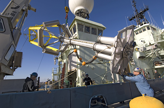 SPAR buoy being loaded onto R/V Atlantis for CLIMODE