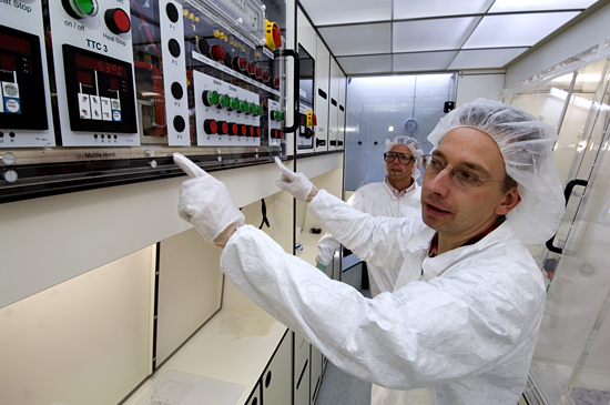 Bernard Peucker-Ehrenbrink (foreground) and Summer Student Fellow Jared Singer