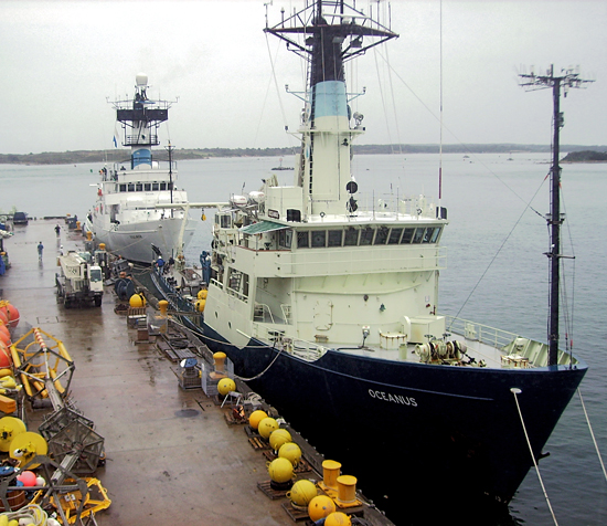 R/V Oceanus and R/V Endeavor together at Iselin Pier