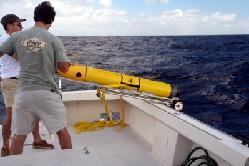 WHOI associate scientist Dave Fratantoni (background) and WHOI postdoctoral scholar Benjamin Hodges prepare to lower the thermal glider into the ocean in December 2007. (John Lund, Woods Hole Oceanographic Institution) WHOI associate scientist Dave Fratantoni (background) and WHOI postdoctoral scholar Benjamin Hodges prepare to lower the thermal glider into the ocean in December 2007. (John Lund, Woods Hole Oceanographic Institution)