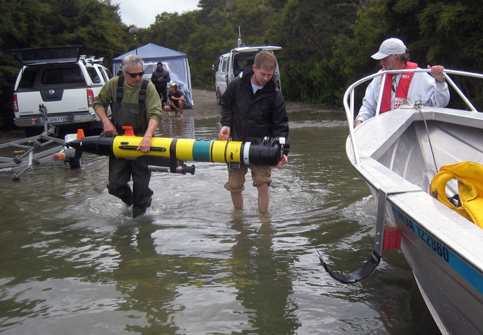 Dan Fornari and Robin Littlefield carry REMUS to boat
