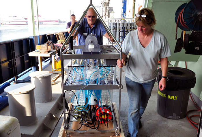 Craig Taylor and Ginny Edgcomb bring SID-ISMS toward the R/V Atlantis main lab