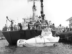 The Alvin group prepares to lift the sub to R/V Knorr’s fantail for the trip to Project FAMOUS’s Mid-Atlantic Ridge dive sites.