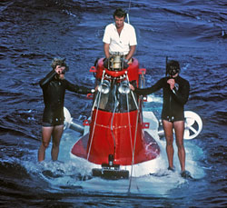 Alvin pilot Jack Donnelly (middle) is flanked by two divers.
