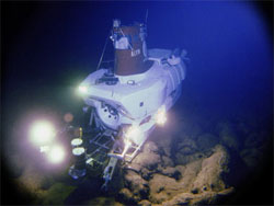 Alvin explores the Galápagos Rift vent sites in 1979.