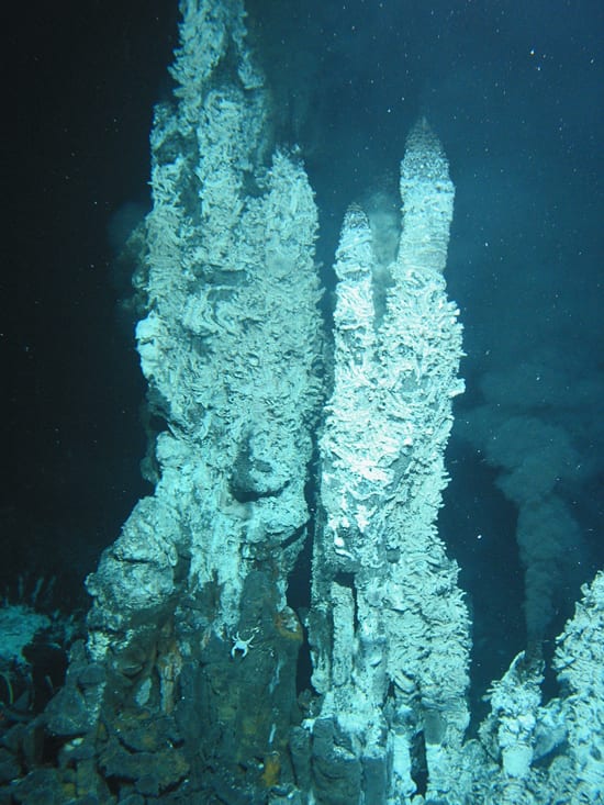 Precious metals from deep-sea vents
