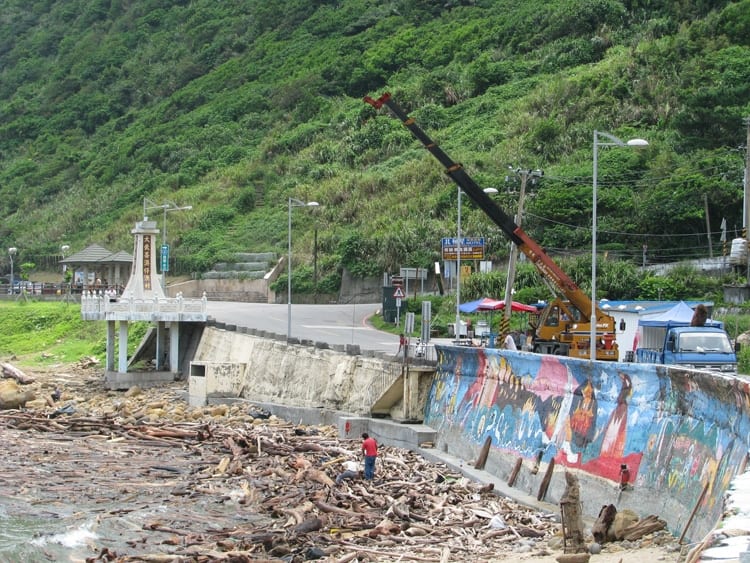 Typhoon_debris_350_304473.jpg