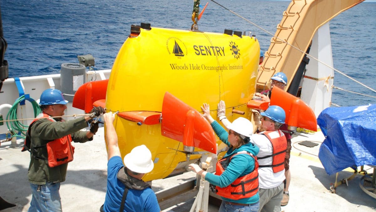 WHOI to Assist in NTSB Search for El Faro Data Recorder