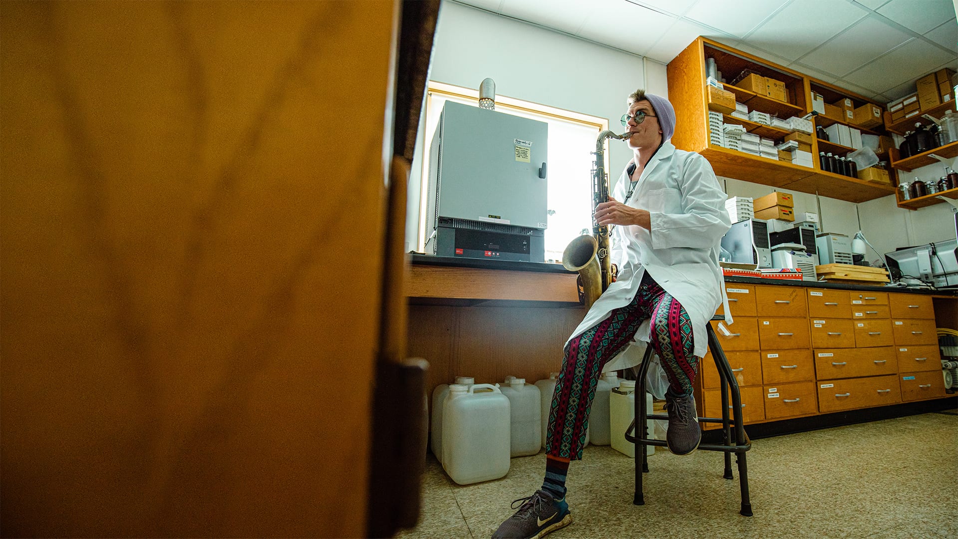 Noah Germolus plays a jazzy tune in between running mass spectrophotometers at WHOI's Molecular Environmental Science Lab. (Daniel Hentz, © Woods Hole Oceanographic Institution) 