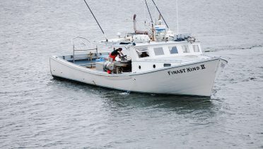 Rob Walz works aboard his fishing vessel the <em>Finast Kind II</em> for the WHOI-CFRF Shelf Fleet Program. (Commercial Fisheries Research Foundation). (Daniel Cojanu, © Woods Hole Oceanographic)