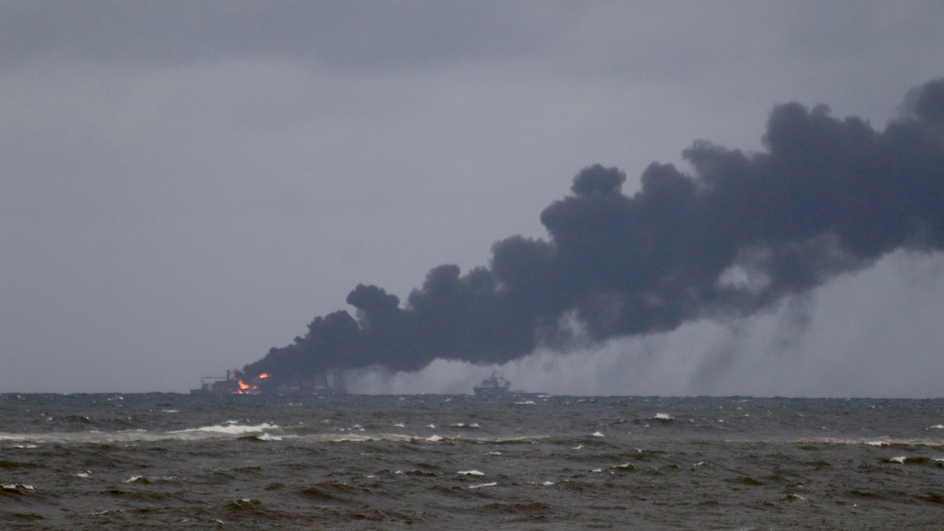 The chemical fires from the M/V X-Press Pearl cargo ship were visible from the shores of Sri Lanka. (© Woods Hole Oceanographic Institution)