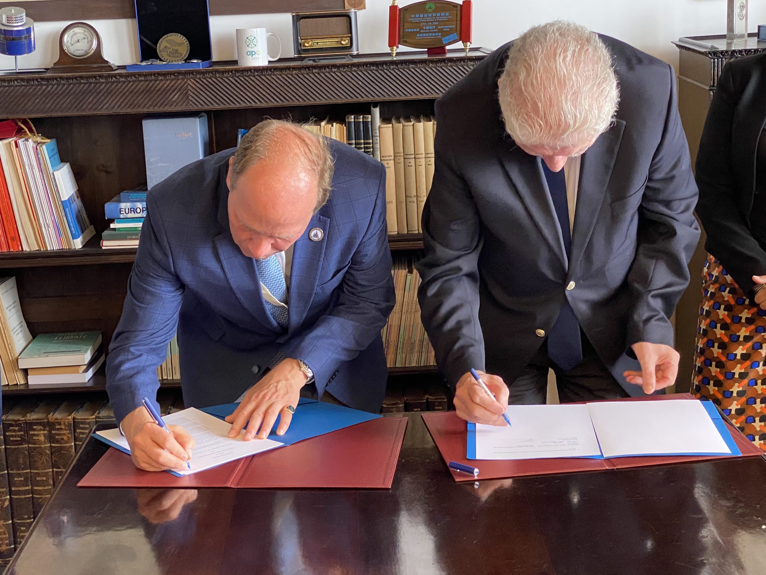 Peter de Menocal (left), President and Director, Woods Hole Oceanographic Institution (WHOI) and Miguel Miranda, President of  Instituto Português do Mar e da Atmosfera (IPMA) sign a memorandum of understanding establishing areas of mutual cooperation.  The signing took place in Lisbon, Portugal, where WHOI and IPMA are attending the UN Ocean Conference. © Woods Hole Oceanographic Institution