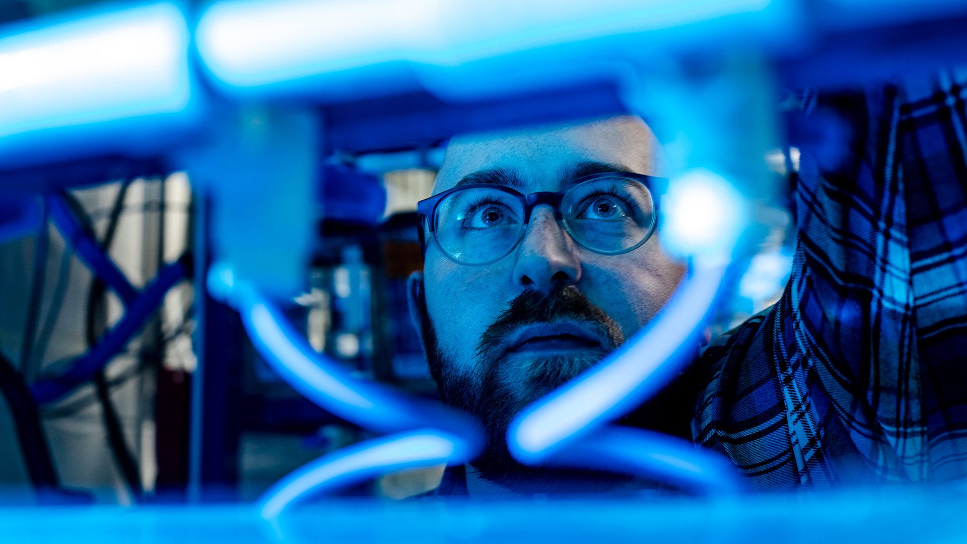 WHOI postdoctoral scholar Bryan James in the Hahn research lab. (Photo by Daniel Hentz, © Woods Hole Oceanographic Institution)