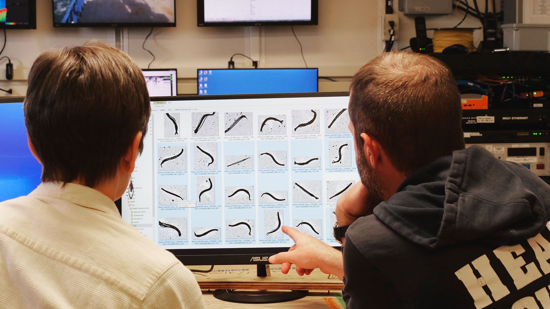 iologists Heidi Sosik (left) and Joel Llopiz (right) examine shadowgraph images of plankton