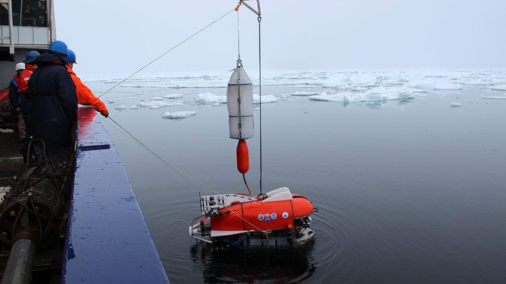Nereid Under Ice two-body system deployment from the Polarstern during August 2014 sea trials