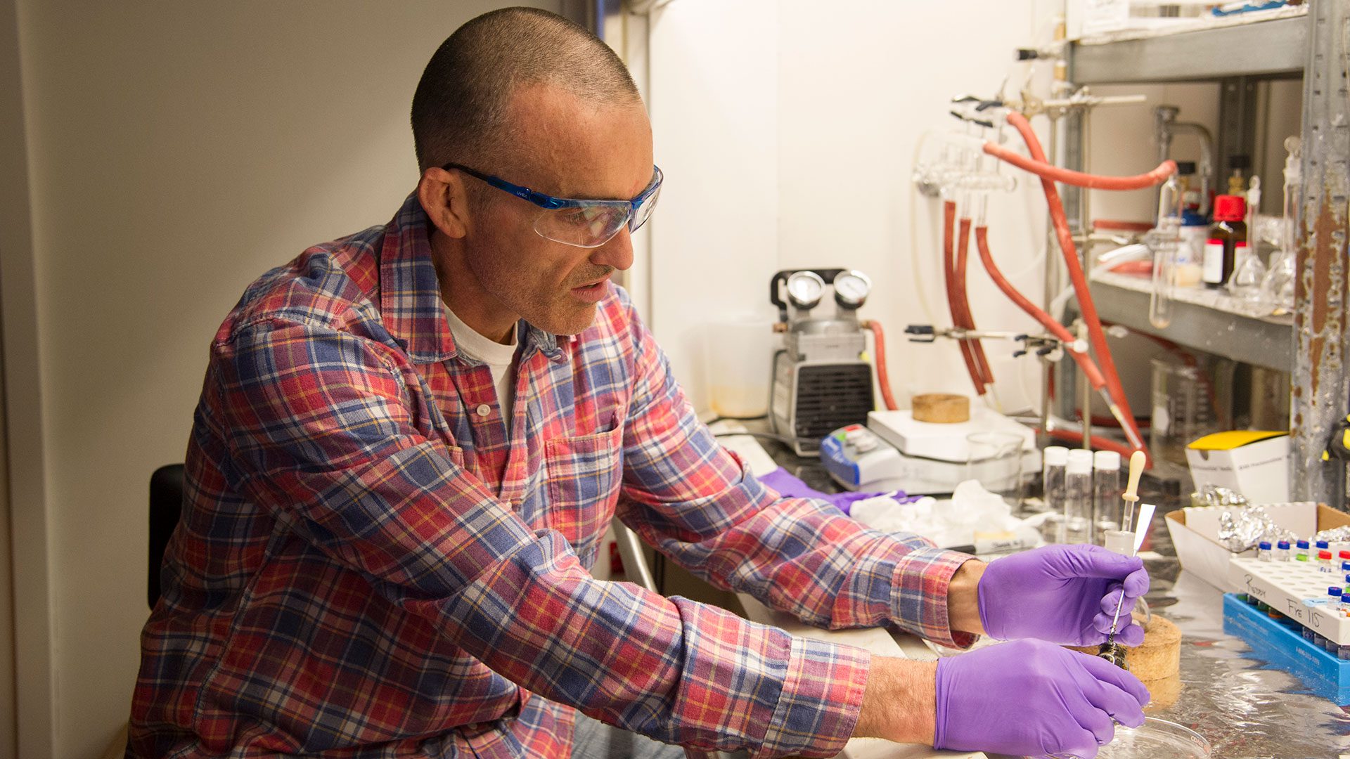 graphics-Reddy_Lab-_DSC7099 WHOI senior scientist Christopher Reddy will receive the American Chemical Society's 2024 James T. Grady-James H. Stack Award for Interpreting Chemistry for the Public. Photo by Tom Kleindinst, © Woods Hole Oceanographic Institution)