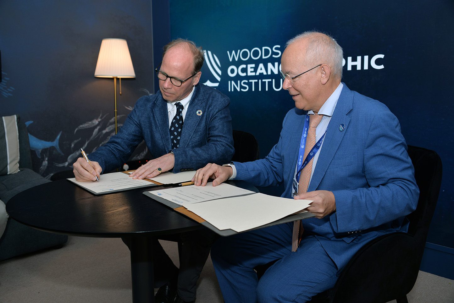 Peter de Menocal and François Houllier sign the WHOI-IFREMER Memorandum of Understanding,  extending their working partnership in the exploration, study, and protection of the world’s oceans. (Photo by Elise Hugus, © Woods Hole Oceanographic Institution)