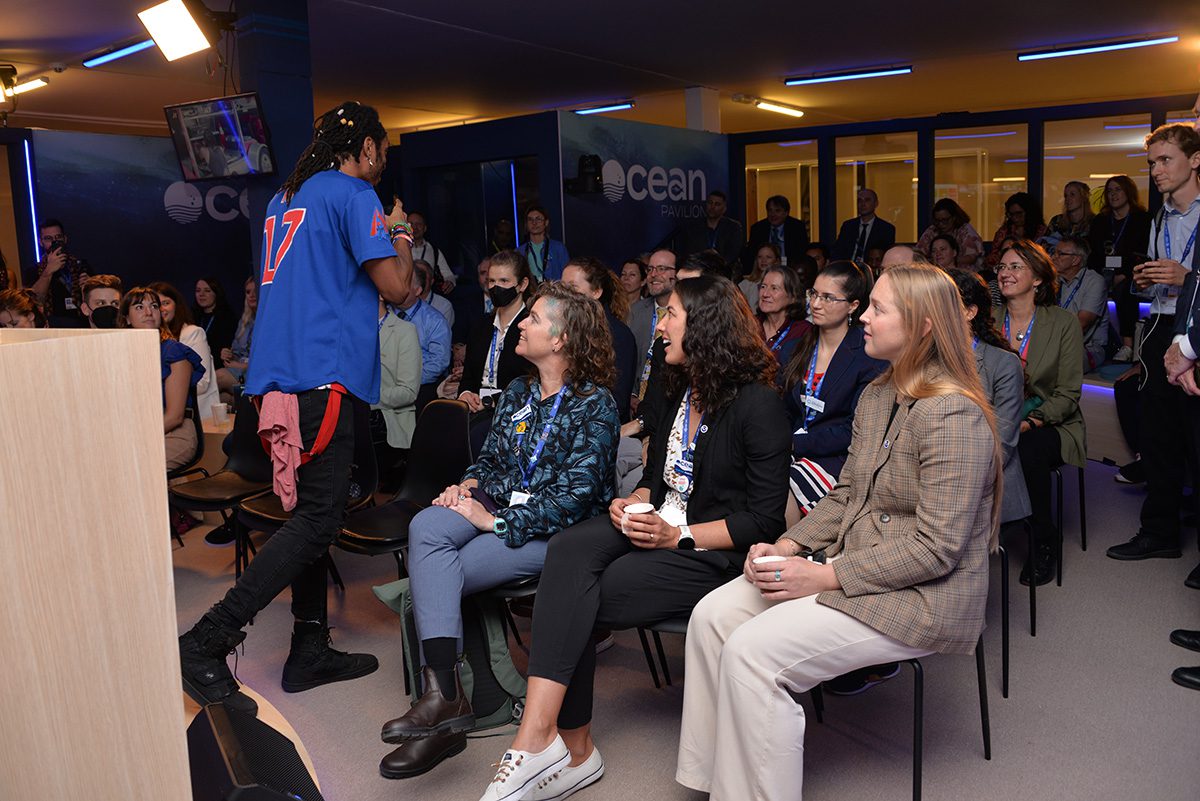 Entertainer AY Young performs to a full house at the Ocean Pavilion. (Photo by Katherine Spencer Joyce, © Woods Hole Oceanographic Institution)