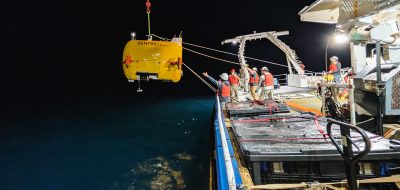 Bosun Oscar Sisson (left) and WHOI engineers Sean Kelley, Mike Skowronski, and Isaac Vandor deploy the autonomous underwater vehicle Sentry 